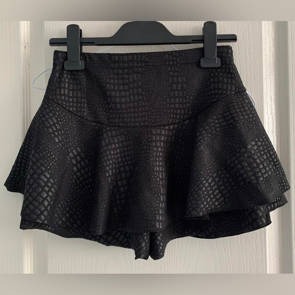 Stunning black mini skirt size S- never worn